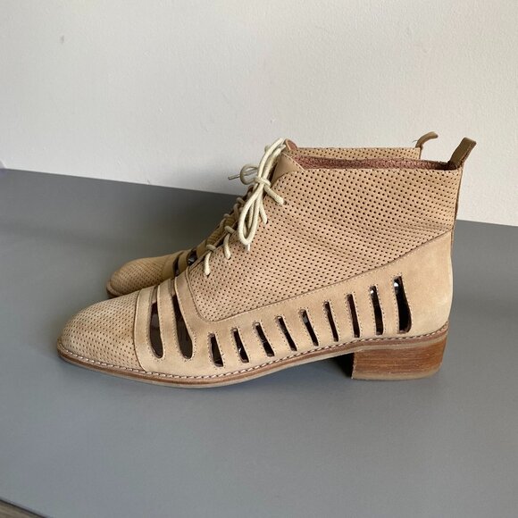 Jeffrey Campbell Leather Tan Cut Out Booties Sz 10 - Picture 3 of 10